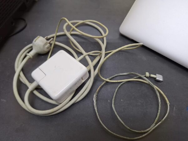 Macbook Pro Retina 13 Zoll,  Anfang 2015 Core I5, DE | 8Gb Ram | 128GB SSD | Intel Iris Graphics 6100 1536Mb | Zyklen 305 | mit Ladegerät | Knopf C verbrannt | Zustand: Gut – Bild 6