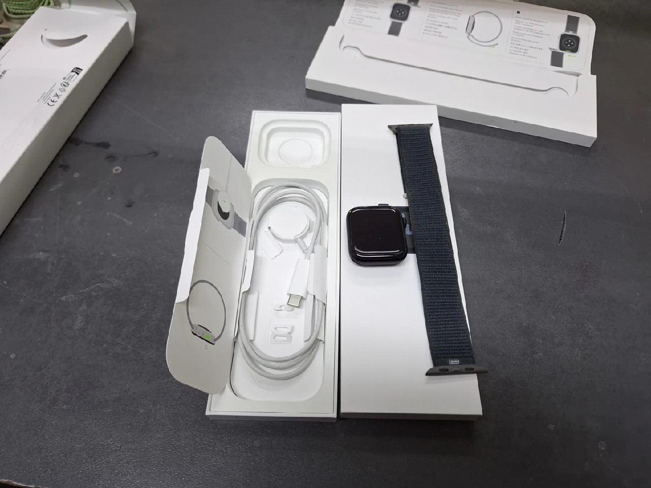 Apple Watch Se (gps) (aluminium) 44 Mm (2. Generation) | mit Originalverpackung | 100% akku | hat eine kleine Spur auf Gehäuse (sieh Foto 6) | Zustand: Sehr Gut – Bild 3