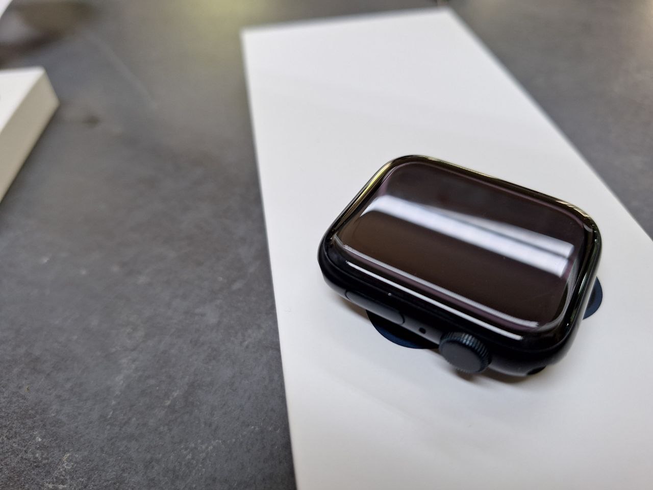 Apple Watch Se (gps) (aluminium) 44 Mm (2. Generation) | mit Originalverpackung | 100% akku | hat eine kleine Spur auf Gehäuse (sieh Foto 6) | Zustand: Sehr Gut – Bild 6
