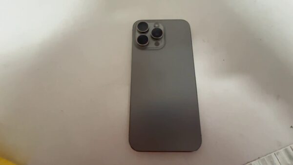 iPhone 15 Pro Max 256GB |  das Gals von vordere kamera ist gerissen oder gesplittert !Bitte siehe Fotos ! | SimLock: Frei | Zustand: Gut | Farbe: silber | Akku: 95% – Bild 5