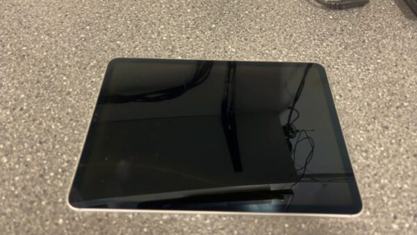 iPad Pro 11-inch Wi-Fi + Cellular Gen 1 | Wi-Fi + Cellular | 256GB  | inkel Apple Tastature  | hat Display Sprung ! | Zustand: Sehr Gut – Bild 4