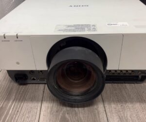 Sony Bemer VPL-FH500  | +Fernbedienung | 670H | Tasten sind gebrochen .
aber mit ferbdinung funktieret  einwandfrei! | Zustand: Gut