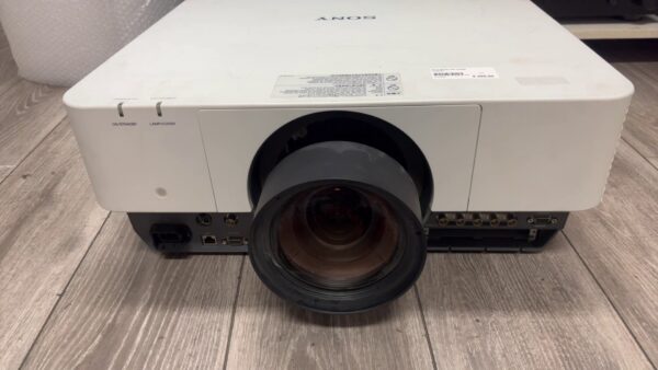 Sony Bemer VPL-FH500  | +Fernbedienung | 670H | Tasten sind gebrochen .
aber mit ferbdinung funktieret  einwandfrei! | Zustand: Gut