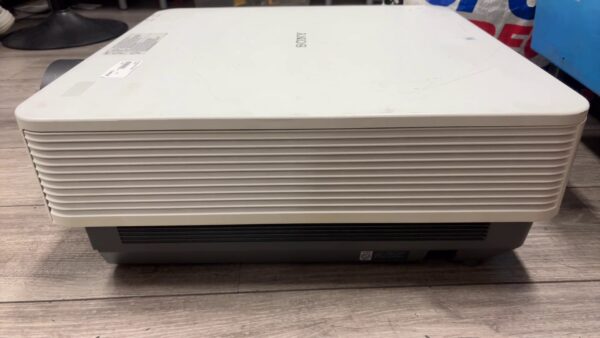 Sony Bemer VPL-FH500  | +Fernbedienung | 670H | Tasten sind gebrochen .
aber mit ferbdinung funktieret  einwandfrei! | Zustand: Gut – Bild 2
