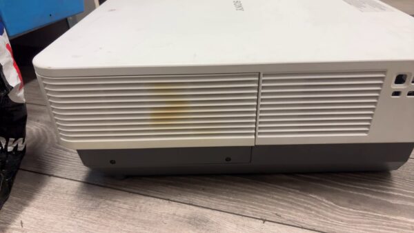 Sony Bemer VPL-FH500  | +Fernbedienung | 670H | Tasten sind gebrochen .
aber mit ferbdinung funktieret  einwandfrei! | Zustand: Gut – Bild 3