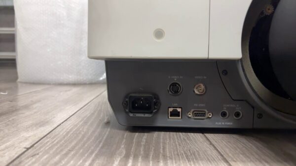 Sony Bemer VPL-FH500  | +Fernbedienung | 670H | Tasten sind gebrochen .
aber mit ferbdinung funktieret  einwandfrei! | Zustand: Gut – Bild 6