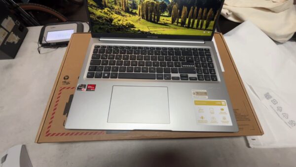 Asus Vivobook 16 Laptop M1605Y | Ryzen 7 7730u  | 16GB RAM | 1TB SSD 
Windows 11 Home | Radeon | mit Originalverpackung 7Onboard Graphics | Cool Silver | Zustand: Wie Neu