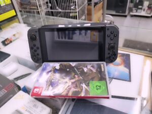 Nintendo Switch - Monster Hunter Rise Bundle schwarz/grau | Schwarze Tasche  | Mit  Ladegerät 
1 Spiel  |  Ohne Docking Station  | Zustand: Sehr Gut | Farbe: schwarz