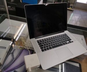 Macbook Pro - Retina 15 Zoll, 2013  | Core i7 2GHz | 8 GB Ram | 256 GB SSD | 702 Ladezyklen | Zustand: Gut