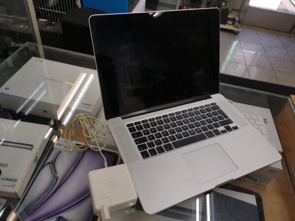 Macbook Pro - Retina 15 Zoll, 2013  | Core i7 2GHz | 8 GB Ram | 256 GB SSD | 702 Ladezyklen | Zustand: Gut