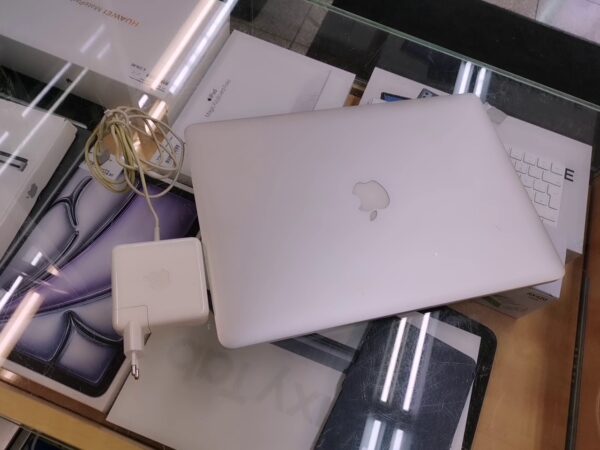 Macbook Pro - Retina 15 Zoll, 2013  | Core i7 2GHz | 8 GB Ram | 256 GB SSD | 702 Ladezyklen | Zustand: Gut – Bild 3