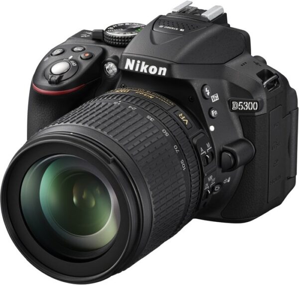 Nikon D5300 schwarz mit Objektiv AF-S DX 18-105mm  |  Ohne Ladegerät  | Zustand: Gut