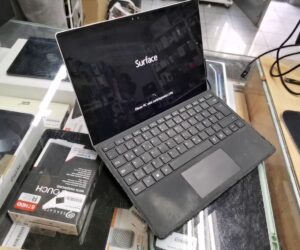 Microsoft Surface i5-6300 U 2.40 GHz | 4.00 GB 128 GB SSD Windows 10 Pro mit Ladegerät  | Zustand: Gut