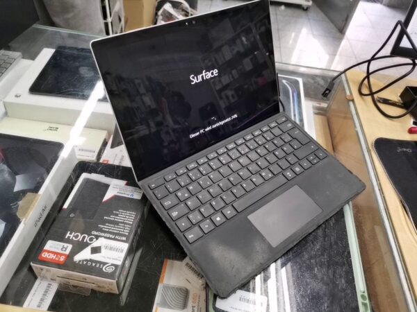 Microsoft Surface i5-6300 U 2.40 GHz | 4.00 GB 128 GB SSD Windows 10 Pro mit Ladegerät  | Zustand: Gut