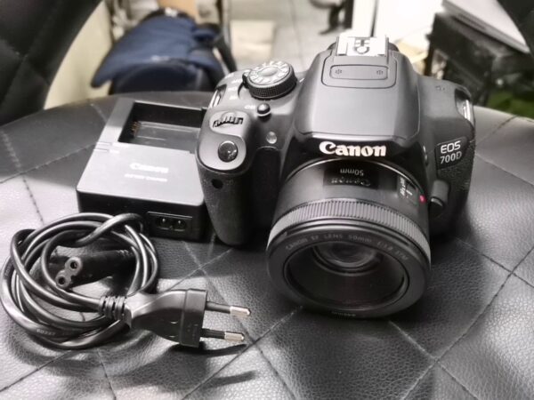 Canon Eos 700d  Objektiv EF 50mm f1.8 STM | Mit Tasche 2x Akku Ladegerät  | Zustand: Sehr Gut