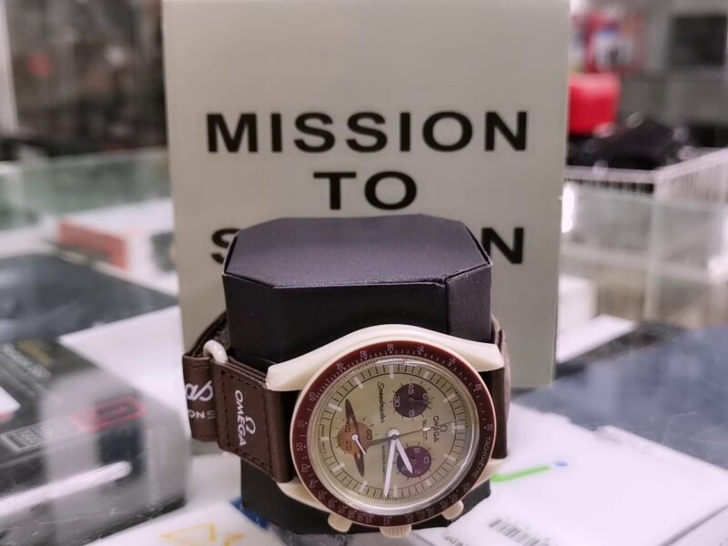 Omega X Swatch L Mission To Saturn - | mit Originalverpackung | Zustand: Wie Neu – Bild 2
