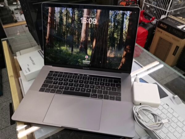 Macbook Pro 15 Zoll 2016 Core Intel Core I7   |  16.00 GB 512 GB SSD.Ladezyklen 438 Mit Ladegerät  | Zustand: Gut