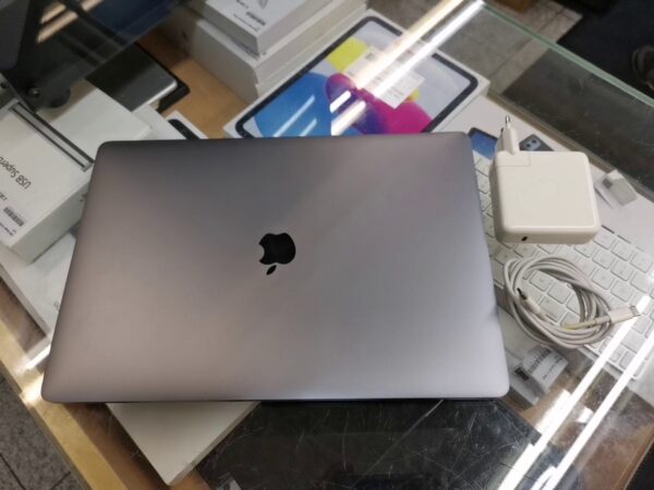 Macbook Pro 15 Zoll 2016 Core Intel Core I7   |  16.00 GB 512 GB SSD.Ladezyklen 438 Mit Ladegerät  | Zustand: Gut – Bild 2
