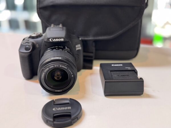 Canon EOS 2000D mit Objektiv EF-S 18-55mm 3.5-5.6 III | Mit Ladegerät  |  Originale Canon Tasche   | Zustand: Sehr Gut – Bild 2