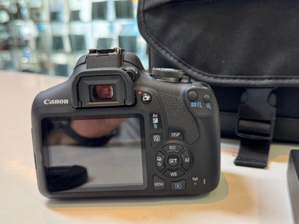 Canon EOS 2000D mit Objektiv EF-S 18-55mm 3.5-5.6 III | Mit Ladegerät  |  Originale Canon Tasche   | Zustand: Sehr Gut – Bild 4