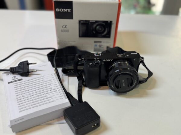 Sony Alpha A6000 Mit Kit 16-50mm | Mit Verpackung  |  mit Ladegerät  | Zustand: Gut – Bild 3