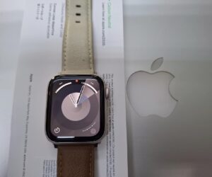Apple Watch Se (gps)  44 Mm (2. Generation) | mit Originalverpackung | Akku 100% | Das Armband wurde ersetzt | mit Ladegerät | Zustand: Sehr Gut