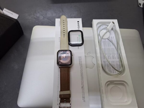 Apple Watch Se (gps)  44 Mm (2. Generation) | mit Originalverpackung | Akku 100% | Das Armband wurde ersetzt | mit Ladegerät | Zustand: Sehr Gut – Bild 2