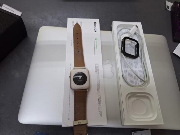Apple Watch Se (gps)  44 Mm (2. Generation) | mit Originalverpackung | Akku 100% | Das Armband wurde ersetzt | mit Ladegerät | Zustand: Sehr Gut – Bild 3