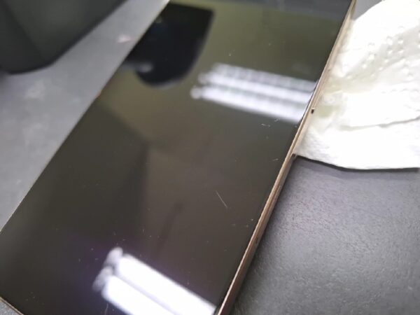 iPhone 16 Pro 256GB | Kratzer auf Display  Garantie Gültig bis: 4 Dezember 2025 | SimLock: Frei | Zustand: Gut | Farbe: Titan Wüstensand | Akku: 100% – Bild 3