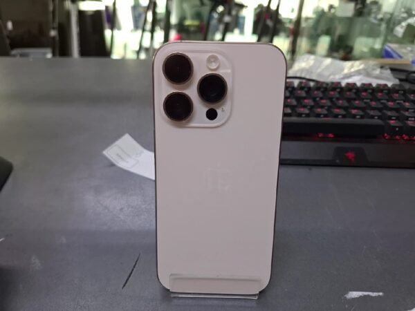 iPhone 16 Pro 256GB | Kratzer auf Display  Garantie Gültig bis: 4 Dezember 2025 | SimLock: Frei | Zustand: Gut | Farbe: Titan Wüstensand | Akku: 100% – Bild 5