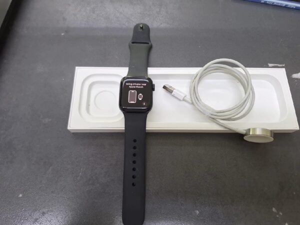 Apple Watch Se (gps)  (2. Generation) 40 Mm | Display hat Kratzer | Apple Garantie Gültig bis: 22 Dezember 2025 | Akku 100% | SimLock: Frei | Zustand: Gut | Farbe: schwarz – Bild 2