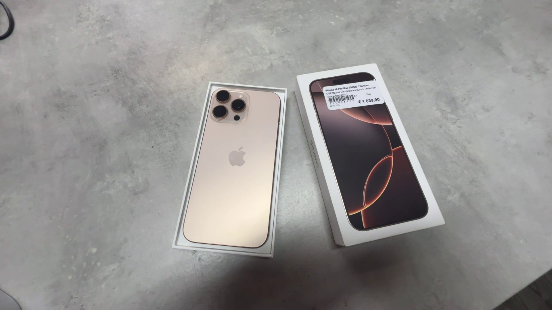 iPhone 16 Pro Max 256GB Titan Wüstensand | mit Originalverpackung | Wurde Die Verpackung zum Testen bei Uns aufgemacht !
Garantie
Gültig bis: 22 April 2026
Garantie
Gültig bis: 22 April 2026 | SimLock: A1 | Zustand: Neu – Bild 2