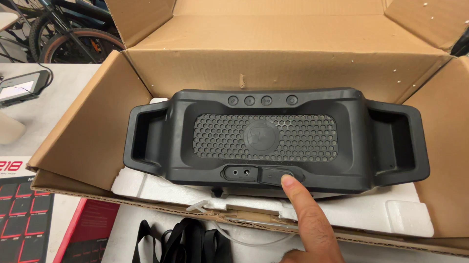 Teufel Rockster Cross Lautspreche | mit Originalverpackung Ladegerät mit ORG Rechnung vom 01.04.2024 | Zustand: Sehr Gut – Bild 2