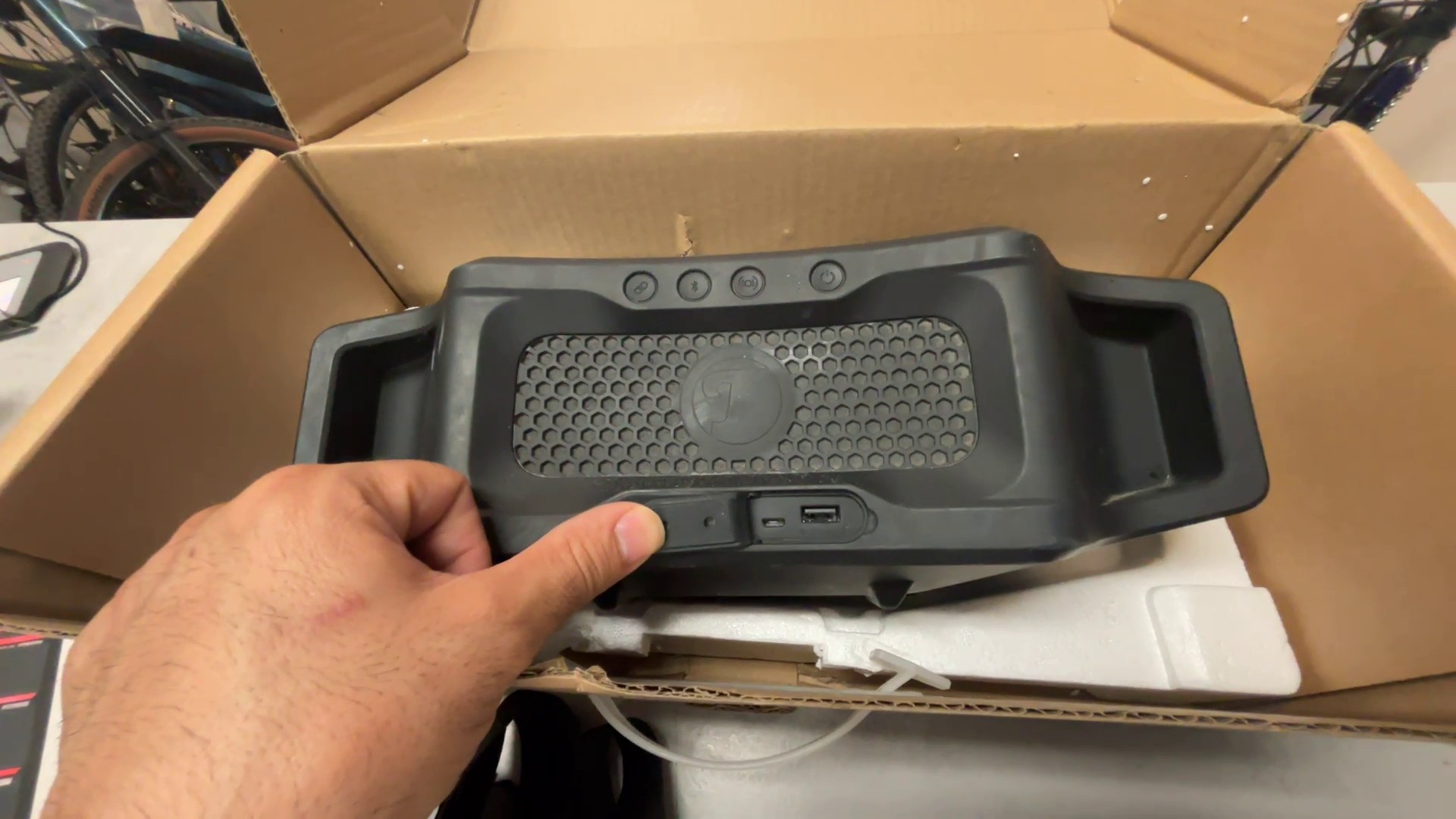 Teufel Rockster Cross Lautspreche | mit Originalverpackung Ladegerät mit ORG Rechnung vom 01.04.2024 | Zustand: Sehr Gut – Bild 3