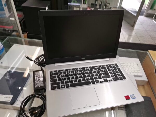 Dell Inspirion 5570  Core I7 -8550u | 8 |0 GB RAM 256 GB SSD Windows 10 | Zustand: Sehr Gut