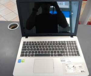 Asus Sonic Master | Core i5-5200U | 4GB RAM | 750 GB SSD. Windows 10 | Zustand: Sehr Gut