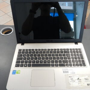 Asus Sonic Master | Core i5-5200U | 4GB RAM | 750 GB SSD. Windows 10 | Zustand: Sehr Gut