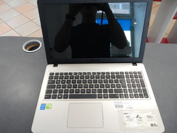 Asus Sonic Master | Core i5-5200U | 4GB RAM | 750 GB SSD. Windows 10 | Zustand: Sehr Gut