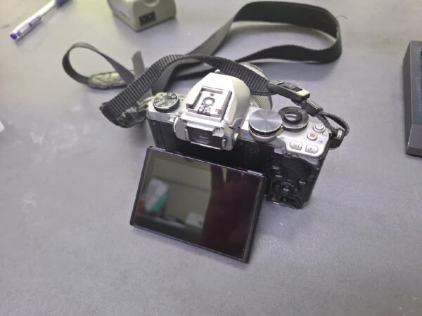 Olympus OM-D E-M 10 Digitalkamera | mit M.Zuiko  Digital 14-42mm 1:3 |5-5 |6 | mit 2 Akkus+ Ladegerät | Zustand: Gut – Bild 3