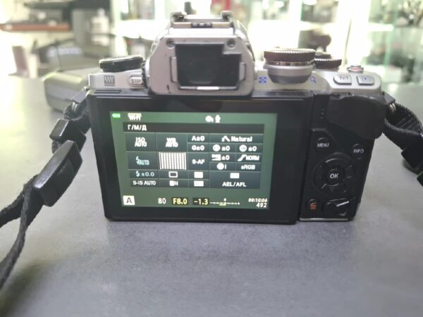 Olympus OM-D E-M 10 Digitalkamera | mit M.Zuiko  Digital 14-42mm 1:3 |5-5 |6 | mit 2 Akkus+ Ladegerät | Zustand: Gut – Bild 4