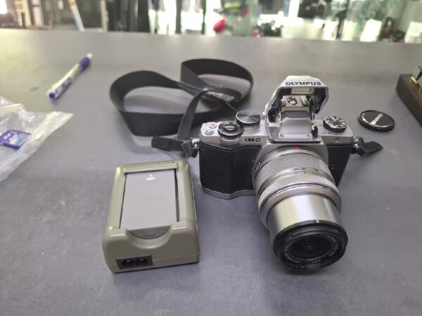 Olympus OM-D E-M 10 Digitalkamera | mit M.Zuiko  Digital 14-42mm 1:3 |5-5 |6 | mit 2 Akkus+ Ladegerät | Zustand: Gut – Bild 5