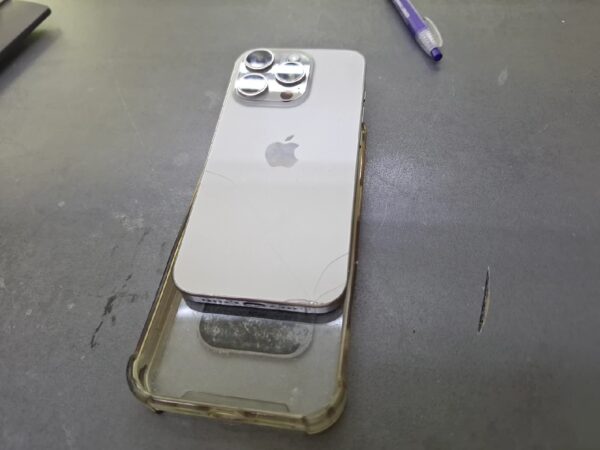 iPhone 15 Pro 128GB | hinten ist gebrochen akku 89% | Pixelfehler rot | SimLock: Frei | Zustand: In Ordnung | Farbe: grau | Akku: 89% – Bild 2