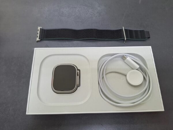 Apple Watch Ultra 2 49mm mit Trail Loop S/M blau/schwarz | mit Originalverpackung | Akku 100% | Extra Armband und Displayschutz als Geschenk | Zustand: Sehr Gut – Bild 2