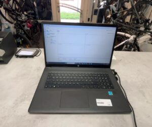 Hp Laptop  17-cn0216ng | intel Pentium Gold 7505 | 8GB RAM | 512GB SSD  | hat kleine Bruch  | Zustand: In Ordnung