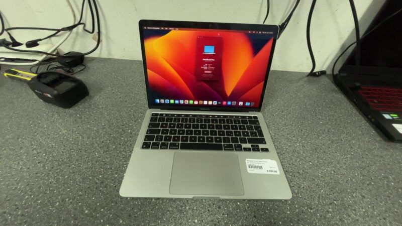 Macbook Pro M1 2020 13-inch  | M1  | 8GB RAM | 256GB SSD
Zyklen :58.Mit ladegerät  | Zustand: Sehr Gut – Bild 3