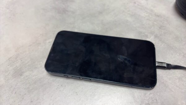 iPhone 14 128GB | hinter bruch | Zerkratzt  | SimLock: A1 | Zustand: In Ordnung | Farbe: blau – Bild 4