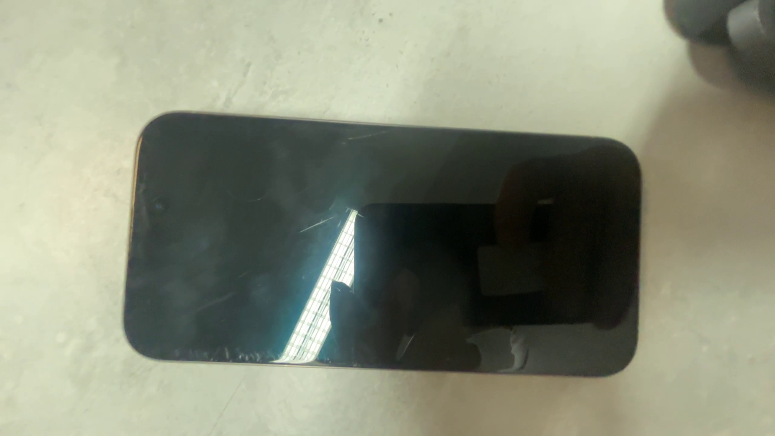 iPhone 15 Pro 128GB | zerkrtzt | SimLock: Frei | Zustand: In Ordnung | Farbe: silber | Akku: 97% – Bild 4