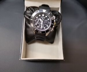 Seiko V715-0AD0 Uhr | mit Originalverpackung (Band Muss Tauschen) | Zustand: Sehr Gut