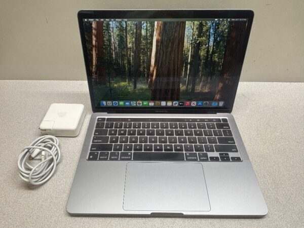 Apple MacBook Pro 13.3", silber 2022 | M2 - 8 Core CPU  |  10 Core GPU | 8GB RAM | 256GB SSD | DE  |  Ladezyklen: 258 | Zustand: Sehr Gut
