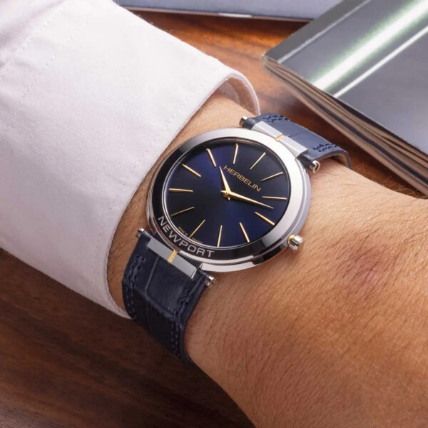 Herbelin Newport Slim Quartz Uhr | Wie Neu | mit Originalverpackung
Slim Quartz Uhr | Edelstahl 316L  | Blau | 40 mm | 19522AP15 | Zustand: Wie Neu – Bild 2